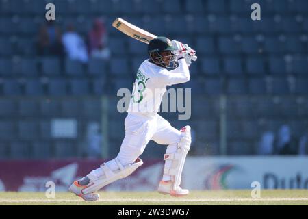 Der Bangladesche Batter Mehidy Hasan Miraz schlägt während des vierten Bangladesch-Neuseeland-Tests im Sylhet International Cricket Stadium, Lakkatura, Bangl Stockfoto