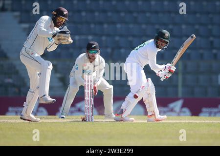 Der Bangladesche Batter Mehidy Hasan Miraz schlägt während des vierten Bangladesch-Neuseeland-Tests im Sylhet International Cricket Stadium, Lakkatura, Bangl Stockfoto