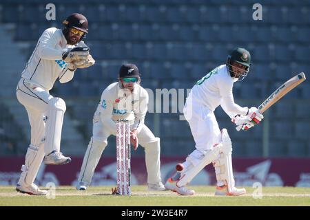 Der Bangladesche Batter Mehidy Hasan Miraz schlägt während des vierten Bangladesch-Neuseeland-Tests im Sylhet International Cricket Stadium, Lakkatura, Bangl Stockfoto