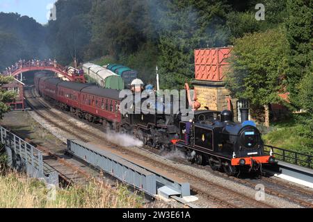 North Yorkshire Moors Railway, 50th Anniversary Steam Gala, 2023 – Lokomotiven 55189 und 80136 in Goathland Stockfoto