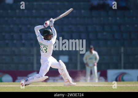 Der Bangladesche Batter Mehidy Hasan Miraz schlägt während des vierten Bangladesch-Neuseeland-Tests im Sylhet International Cricket Stadium, Lakkatura, Bangl Stockfoto