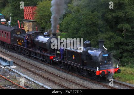 North Yorkshire Moors Railway, 50th Anniversary Steam Gala, 2023 – Lokomotiven 2392 und 55189 in Goathland Stockfoto