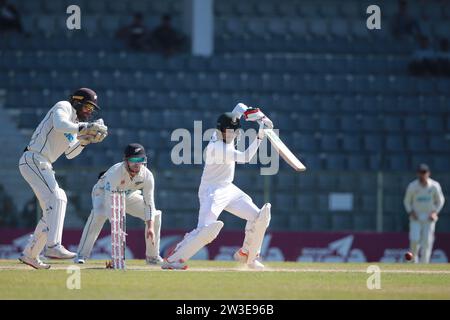 Der Bangladesche Batter Mehidy Hasan Miraz schlägt während des vierten Bangladesch-Neuseeland-Tests im Sylhet International Cricket Stadium, Lakkatura, Bangl Stockfoto