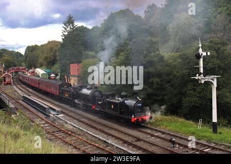 North Yorkshire Moors Railway, 50th Anniversary Steam Gala, 2023 – Lokomotiven 2392 und 55189 in Goathland Stockfoto