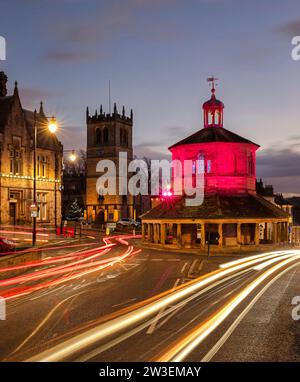 Blick in die Abenddämmerung auf Barnard Castle zur Weihnachtszeit mit Weihnachtslichtern und Dekoration mit Blick über das Market Cross und entlang der A67 Main Street Stockfoto