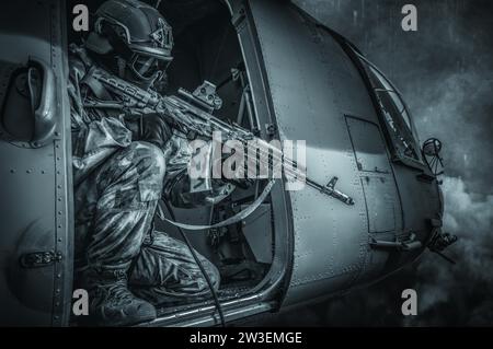 Marine zielt von einem fliegenden Helikopter auf ein Gewehrskop. Der Begriff der militärischen Konflikte. Gemischte Medien Stockfoto