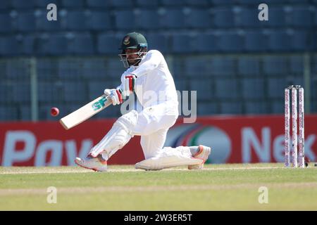 Der Bangladesche Batter Mehidy Hasan Miraz schlägt während des vierten Bangladesch-Neuseeland-Tests im Sylhet International Cricket Stadium, Lakkatura, Bangl Stockfoto