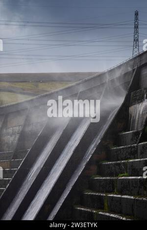 West Yorkshire, Großbritannien. Dezember 2023. Wetter in Großbritannien. Als Sturm Pia starke Winde und starke Regenfälle durch Großbritannien bringt, weht das Wasser aus dem Überfluss des Baitings Dam, Ripponden, West Yorkshire nach oben, als Böen über 60 km/h in den Pennines treffen. Das Baitings Reservoir ist ein großes Wasserreservoir, das von Yorkshire Water in der Nähe von Ripponden in den West Yorkshire Pennines betrieben wird. Er liegt im Tal des Ryburn River und ist der höhere von zwei Stauseen, die zur Versorgung Wakefield mit Wasser gebaut wurden und 1956 fertiggestellt wurden. Quelle: Windmill Images/Alamy Live News Stockfoto