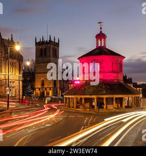 Blick in die Abenddämmerung auf Barnard Castle zur Weihnachtszeit mit Weihnachtslichtern und Dekoration mit Blick über das Market Cross und entlang der A67 Main Street Stockfoto