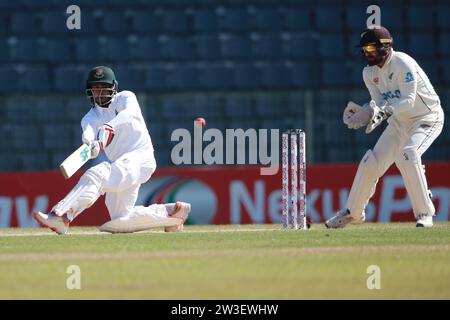 Der Bangladesche Batter Mehidy Hasan Miraz schlägt während des vierten Bangladesch-Neuseeland-Tests im Sylhet International Cricket Stadium, Lakkatura, Bangl Stockfoto