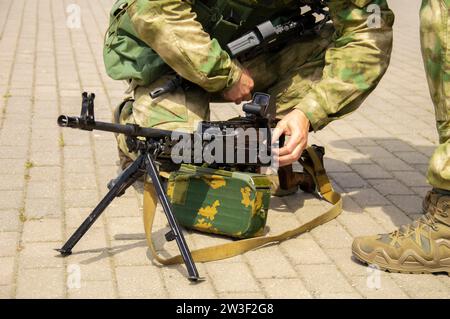 Das Spezialteam kam zu den Übungen. Sie entladen Waffen und Spezialausrüstung aus einem Minibus. Das Konzept der Verteidigung, das Ministerium von Stockfoto