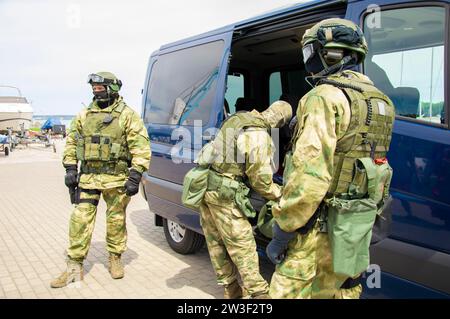 Das Spezialteam kam zu den Übungen. Sie entladen Waffen und Spezialausrüstung aus einem Minibus. Das Konzept der Verteidigung, das Ministerium von Stockfoto