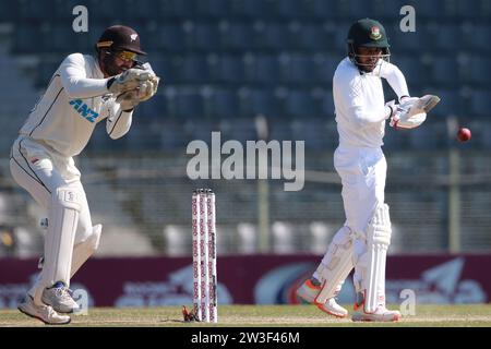 Der Bangladesche Batter Mehidy Hasan Miraz schlägt während des vierten Bangladesch-Neuseeland-Tests im Sylhet International Cricket Stadium, Lakkatura, Bangl Stockfoto