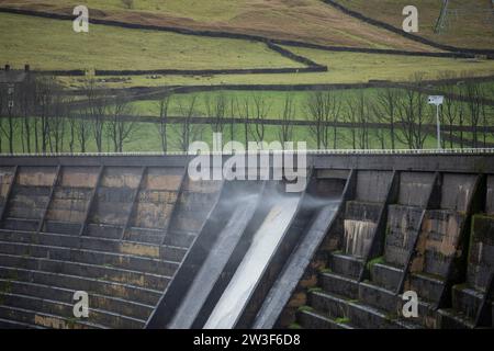 West Yorkshire, Großbritannien. Dezember 2023. Wetter in Großbritannien. Als Sturm Pia starke Winde und starke Regenfälle durch Großbritannien bringt, weht das Wasser aus dem Überfluss des Baitings Dam, Ripponden, West Yorkshire nach oben, als Böen über 60 km/h in den Pennines treffen. Das Baitings Reservoir ist ein großes Wasserreservoir, das von Yorkshire Water in der Nähe von Ripponden in den West Yorkshire Pennines betrieben wird. Er liegt im Tal des Ryburn River und ist der höhere von zwei Stauseen, die zur Versorgung Wakefield mit Wasser gebaut wurden und 1956 fertiggestellt wurden. Quelle: Windmill Images/Alamy Live News Stockfoto