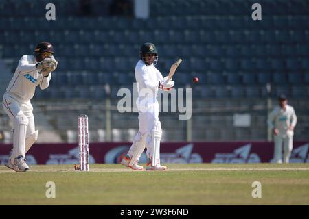 Der Bangladesche Batter Mehidy Hasan Miraz schlägt während des vierten Bangladesch-Neuseeland-Tests im Sylhet International Cricket Stadium, Lakkatura, Bangl Stockfoto