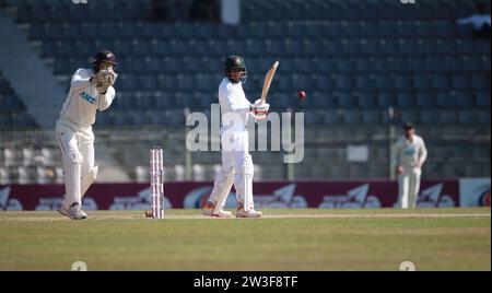 Der Bangladesche Batter Mehidy Hasan Miraz schlägt während des vierten Bangladesch-Neuseeland-Tests im Sylhet International Cricket Stadium, Lakkatura, Bangl Stockfoto