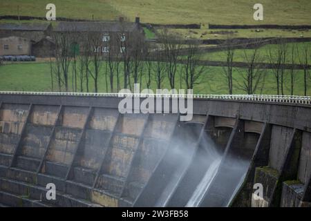 West Yorkshire, Großbritannien. Dezember 2023. Wetter in Großbritannien. Als Sturm Pia starke Winde und starke Regenfälle durch Großbritannien bringt, weht das Wasser aus dem Überfluss des Baitings Dam, Ripponden, West Yorkshire nach oben, als Böen über 60 km/h in den Pennines treffen. Das Baitings Reservoir ist ein großes Wasserreservoir, das von Yorkshire Water in der Nähe von Ripponden in den West Yorkshire Pennines betrieben wird. Er liegt im Tal des Ryburn River und ist der höhere von zwei Stauseen, die zur Versorgung Wakefield mit Wasser gebaut wurden und 1956 fertiggestellt wurden. Quelle: Windmill Images/Alamy Live News Stockfoto