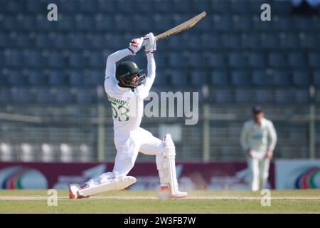 Der Bangladesche Batter Mehidy Hasan Miraz schlägt während des vierten Bangladesch-Neuseeland-Tests im Sylhet International Cricket Stadium, Lakkatura, Bangl Stockfoto