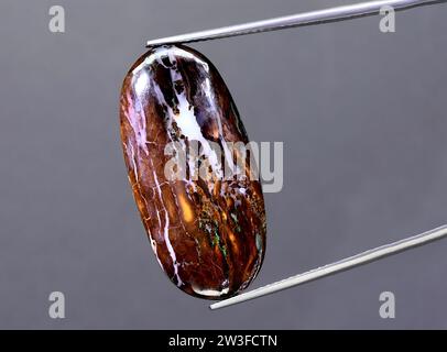 Natürliches Opaljuwel auf dem Hintergrund Stockfoto