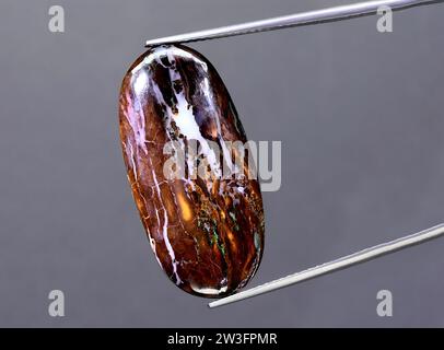 Natürliches Opaljuwel auf dem Hintergrund Stockfoto