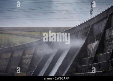 West Yorkshire, Großbritannien. Dezember 2023. Wetter in Großbritannien. Als Sturm Pia starke Winde und starke Regenfälle durch Großbritannien bringt, weht das Wasser aus dem Überfluss des Baitings Dam, Ripponden, West Yorkshire nach oben, als Böen über 60 km/h in den Pennines treffen. Das Baitings Reservoir ist ein großes Wasserreservoir, das von Yorkshire Water in der Nähe von Ripponden in den West Yorkshire Pennines betrieben wird. Er liegt im Tal des Ryburn River und ist der höhere von zwei Stauseen, die zur Versorgung Wakefield mit Wasser gebaut wurden und 1956 fertiggestellt wurden. Quelle: Windmill Images/Alamy Live News Stockfoto