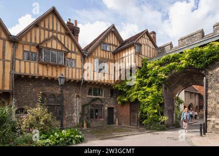 England, Hampshire, Winchester, Winchester Cathedral, Kathedrale In Der Nähe, Prior's Gate Stockfoto