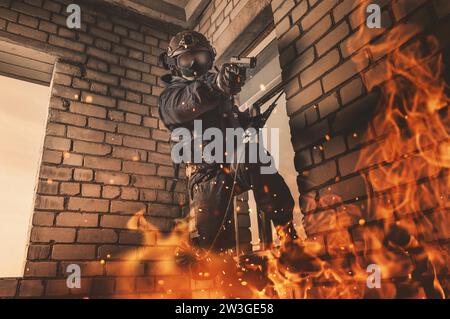 Ein Soldat der Special Forces befreit Geiseln aus einem brennenden Gebäude. Terrorismusbekämpfung. SWAT. Gemischte Medien Stockfoto