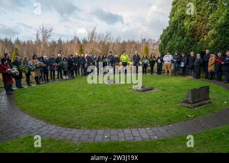 Die Menschen versammeln sich zu einer Zeremonie zum 35. Jahrestag des Bombenanschlags auf Lockerbie im Memorial Garden, Dryfesdale Cemetery, Lockerbie. Am 21. Dezember 1988 explodierte der Pan am Flug 103 über der Stadt Dumfries und Galloway, 40 Minuten nach dem Flug von London nach New York. Alle 259 Passagiere und Besatzungsmitglieder wurden getötet, darunter 35 Studenten der University of Syracuse sowie 11 Einwohner von Lockerbie. Bilddatum: Donnerstag, 21. Dezember 2023. Stockfoto