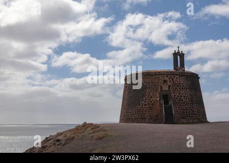 Castillo de las Coloradas in Playa Blanca erhebt sich mit seinem Festungsturm auf einer Landzunge, Kap Punta de Aguila, Lanzarote, Kanarische Insel, Spanien Stockfoto