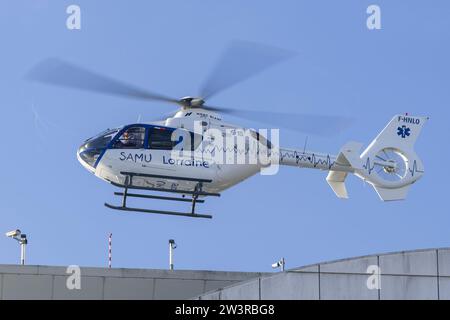 Nancy, Frankreich - Samu Lorraine Eurocopter EC-135 T2+ startet aus Nancy's Krankenhaus. Stockfoto