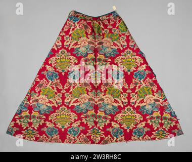 KAP der brOCHED SEITE mit Muster einer Schüssel mit Früchten und Blumen, ca. 1730 - ca. 1740 Kap der brOCHED SEITE. Muster: Schuppige Früchte und Blumen in Gelb, Grün, Rot und Blau, in einem Muster von Blättern in weiß und Rot, eingerahmt von spiegelsymmetrisch dargestellten Paketen naturalistischer Blumen in zwei Blautönen, Rot, Gelb und Grün und Ditoblättern in weiß und Rot auf Ceris-farbigem Fond. Der Stoff besteht aus zwei Gassen über die gesamte Breite und zwei schmalen Gassen und könnte zu einem kap für eine Marienstatue (?) unterhalten worden sein. Futter: Écressliglig Leinen und Reste aus blauer Seide. Stockfoto