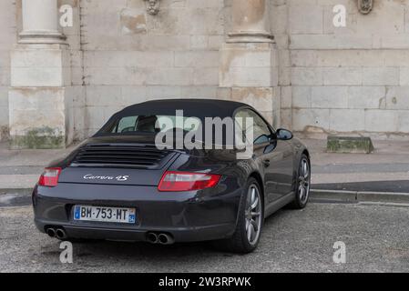 Nancy, Frankreich - Schwarzer Porsche 997 Carrera 4S Cabriolet auf der Straße. Stockfoto