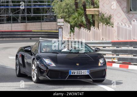 Monaco, Monaco - Black Lamborghini Gallardo LP560-4 Spyder auf der Straße in der Fairmont Haarnadelkurve. Stockfoto