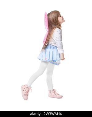 Süßes kleines Mädchen in Feenkostüm mit rosa Flügeln auf weißem Hintergrund Stockfoto