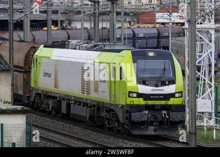 Nancy, Frankreich - Weiße und grüne Diesellokomotive Stadler EURO 4001 über den Bahnhof Nancy. Stockfoto