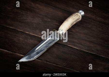 Vintage Jagdmesser auf Holzhintergrund Stockfoto