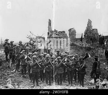 Offizielles Foto an der Britischen Westfront während des Ersten Weltkriegs, 1917–1918, mit dem Band gespielt wird Stockfoto