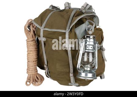 Antiker Vintage Rucksack mit Seil und Gaslaterne isoliert auf weißem Hintergrund Stockfoto