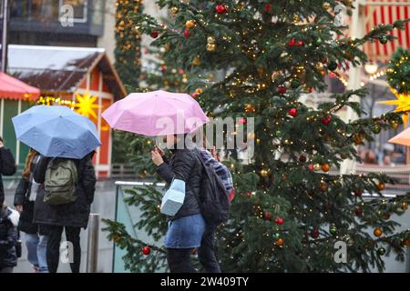 Niedersachsen, Hannover, Wetter, Sturm und Regen, Menschen mit Schirm auf dem Weihnachtsmarkt vor dem Bahnhof, Weihnachten, *** Niedersachsen, Hannover, Wetter, Sturm und Regen, Leute mit Sonnenschirmen auf dem Weihnachtsmarkt vor dem Bahnhof, Weihnachten, Stockfoto