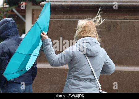 Niedersachsen, Hannover, Wetter, Sturm und Regen, Menschen mit Schirm auf dem Weihnachtsmarkt vor dem Bahnhof, Weihnachten, *** Niedersachsen, Hannover, Wetter, Sturm und Regen, Leute mit Sonnenschirmen auf dem Weihnachtsmarkt vor dem Bahnhof, Weihnachten, Stockfoto