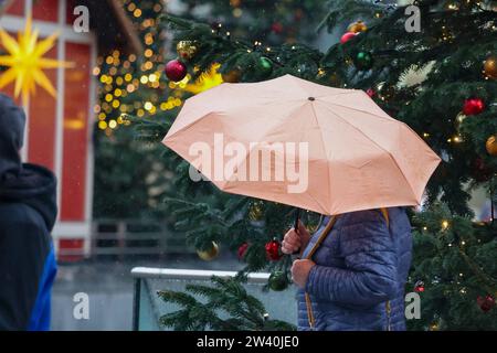 Niedersachsen, Hannover, Wetter, Sturm und Regen, Menschen mit Schirm auf dem Weihnachtsmarkt vor dem Bahnhof, Weihnachten, *** Niedersachsen, Hannover, Wetter, Sturm und Regen, Leute mit Sonnenschirmen auf dem Weihnachtsmarkt vor dem Bahnhof, Weihnachten, Stockfoto