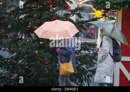 Niedersachsen, Hannover, Wetter, Sturm und Regen, Menschen mit Schirm auf dem Weihnachtsmarkt vor dem Bahnhof, Weihnachten, *** Niedersachsen, Hannover, Wetter, Sturm und Regen, Leute mit Sonnenschirmen auf dem Weihnachtsmarkt vor dem Bahnhof, Weihnachten, Stockfoto