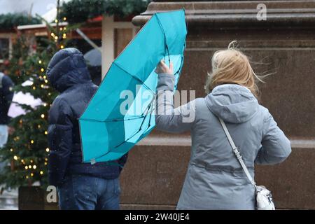 Niedersachsen, Hannover, Wetter, Sturm und Regen, Menschen mit Schirm auf dem Weihnachtsmarkt vor dem Bahnhof, Weihnachten, *** Niedersachsen, Hannover, Wetter, Sturm und Regen, Leute mit Sonnenschirmen auf dem Weihnachtsmarkt vor dem Bahnhof, Weihnachten, Stockfoto