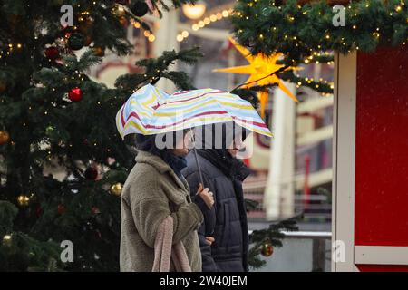 Niedersachsen, Hannover, Wetter, Sturm und Regen, Menschen mit Schirm auf dem Weihnachtsmarkt vor dem Bahnhof, Weihnachten, *** Niedersachsen, Hannover, Wetter, Sturm und Regen, Leute mit Sonnenschirmen auf dem Weihnachtsmarkt vor dem Bahnhof, Weihnachten, Stockfoto