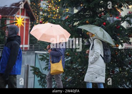 Niedersachsen, Hannover, Wetter, Sturm und Regen, Menschen mit Schirm auf dem Weihnachtsmarkt vor dem Bahnhof, Weihnachten, *** Niedersachsen, Hannover, Wetter, Sturm und Regen, Leute mit Sonnenschirmen auf dem Weihnachtsmarkt vor dem Bahnhof, Weihnachten, Stockfoto