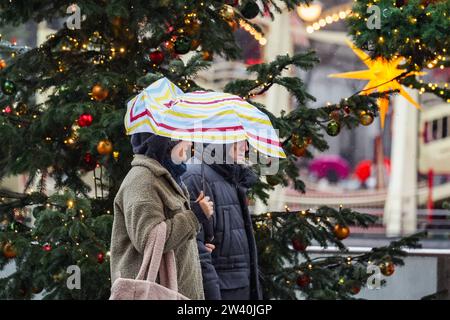 Niedersachsen, Hannover, Wetter, Sturm und Regen, Menschen mit Schirm auf dem Weihnachtsmarkt vor dem Bahnhof, Weihnachten, *** Niedersachsen, Hannover, Wetter, Sturm und Regen, Leute mit Sonnenschirmen auf dem Weihnachtsmarkt vor dem Bahnhof, Weihnachten, Stockfoto