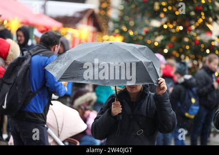 Niedersachsen, Hannover, Wetter, Sturm und Regen, Menschen mit Schirm auf dem Weihnachtsmarkt vor dem Bahnhof, Weihnachten, *** Niedersachsen, Hannover, Wetter, Sturm und Regen, Leute mit Sonnenschirmen auf dem Weihnachtsmarkt vor dem Bahnhof, Weihnachten, Stockfoto