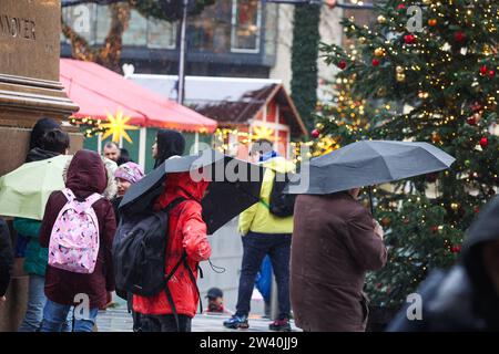 Niedersachsen, Hannover, Wetter, Sturm und Regen, Menschen mit Schirm auf dem Weihnachtsmarkt vor dem Bahnhof, Weihnachten, *** Niedersachsen, Hannover, Wetter, Sturm und Regen, Leute mit Sonnenschirmen auf dem Weihnachtsmarkt vor dem Bahnhof, Weihnachten, Stockfoto