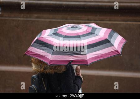 Niedersachsen, Hannover, Wetter, Sturm und Regen, Menschen mit Schirm auf dem Weihnachtsmarkt vor dem Bahnhof, Weihnachten, *** Niedersachsen, Hannover, Wetter, Sturm und Regen, Leute mit Sonnenschirmen auf dem Weihnachtsmarkt vor dem Bahnhof, Weihnachten, Stockfoto