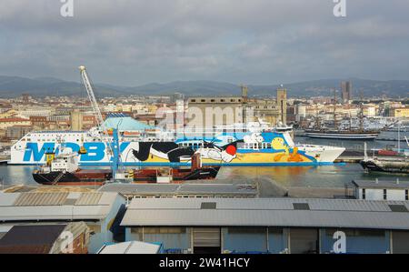 Livorno: Frachtschiff TATARBUNARY (Ukrainische Donauschifffahrt), Passagier-Ro-Kreuzfahrtfähre MOBY TOMMY, italienisches Ausbildungssegelschiff AMERIGO VESPUCCI Stockfoto